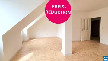 Heller Dachbodenraum mit schrägen Wänden und Parkettboden, bereit zur individuellen Gestaltung.