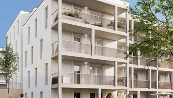 Moderne Wohnanlage mit weißer Fassade, Balkonen und einer belebten Außenterrasse.