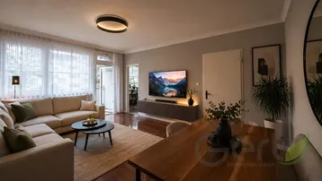 Moderner Wohn- und Essbereich mit Holzboden, bequemer Couch und großem Fernseher.
