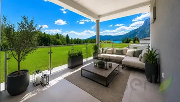 Geräumiger Balkon mit bequemen Outdoor-Möbeln und atemberaubendem Blick auf den See und die Berge.