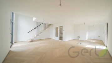 Helles, offenes Wohnzimmer mit Fischgrätparkett und moderner Treppe, bereit zum Einzug.