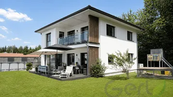 Modernes Einfamilienhaus mit großer Terrasse, Garten, Pool und Balkon im Obergeschoss.