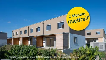 Moderne Reihenhäuser mit beiger Putzfassade und Holzverkleidung, ausgestattet mit Terrassen und Rollläden, umgeben von Grün.