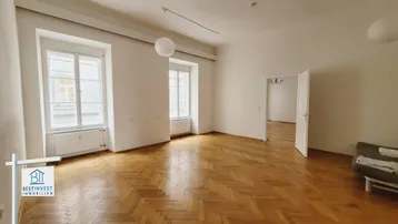 Heller, leerer Raum mit Fischgrätparkett und hohen Fenstern, bereit zur individuellen Gestaltung.