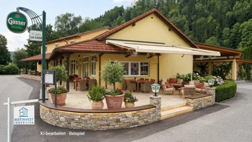 Einladende Außenterrasse eines Cafés mit bequemen Sitzgelegenheiten und Blick ins Grüne.