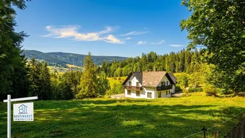 Charmantes Landhaus in idyllischer Berglandschaft mit weitem Blick und viel Grün.