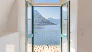 Zugang zu einem kleinen Balkon mit atemberaubendem Blick auf den See und die Berge.