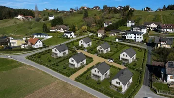 Luftaufnahme einer neuen Wohnsiedlung mit modernen Häusern in ländlicher Umgebung.