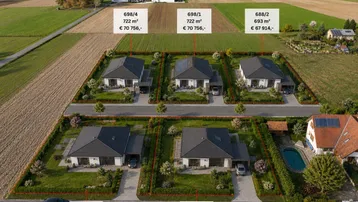 Luftaufnahme einer neuen Einfamilienhaussiedlung mit modernen Häusern und großzügigen Grundstücken in ländlicher Umgebung.