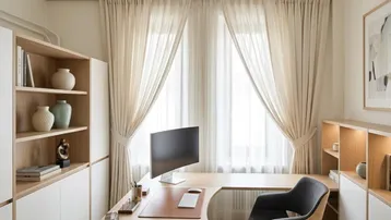 Helles und modernes Heimbüro mit großem Schreibtisch, integrierten Regalen und Vorhängen.