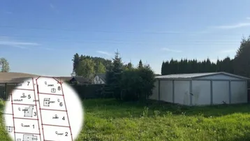Grünes Grundstück mit einem Nebengebäude unter blauem Himmel und einem kleinen Katasterplan.