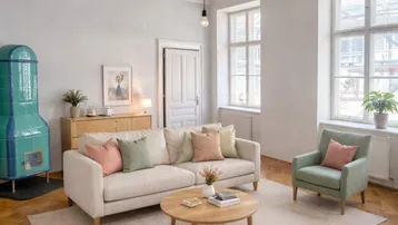 Helles Wohnzimmer mit Fischgrätparkett, einem traditionellen Kachelofen und moderner Einrichtung.