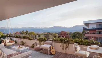 Geräumiger Balkon mit gemütlichen Möbeln und atemberaubendem Bergblick.
