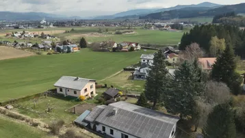Weitwinkel-Luftaufnahme des Anwesens mit Blick auf die umliegende ländliche Siedlung und die Berglandschaft.