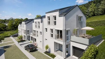 Moderne Reihenhäuser mit Terrassen und Garagen, eingebettet in eine grüne Hügellandschaft.
