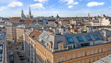 Panoramablick über die historische Stadt Wien mit ihren charakteristischen Dächern und Wahrzeichen.