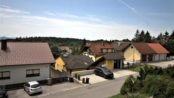 Panoramablick über eine Wohnsiedlung mit verschiedenen Häusern und viel Grün.