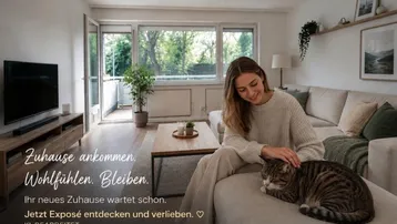 Helles Wohnzimmer mit gemütlichem Sofa, Holzboden und Zugang zu einem Balkon mit grüner Aussicht.