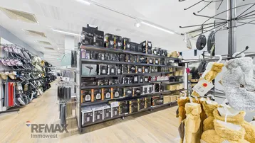 Geräumiger Verkaufsraum mit Regalen voller Haushaltsgeräte, Schuhen und Plüschtieren, gut beleuchtet.