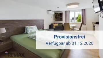 Helles Studio-Apartment mit Schlafbereich, kleiner Sitzecke und integrierter Küchenzeile.