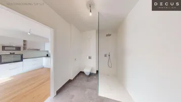 Modernes Badezimmer mit begehbarer Dusche und Wand-WC, angrenzend an einen Raum mit Holzfußboden.