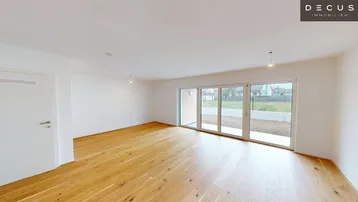 Helles Wohnzimmer mit Holzboden und großen Schiebetüren zum Gartenbereich.