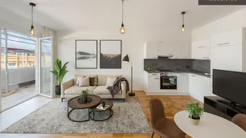 Heller offener Wohn-Essbereich mit moderner Einbauküche, Parkettboden und Zugang zum Balkon.