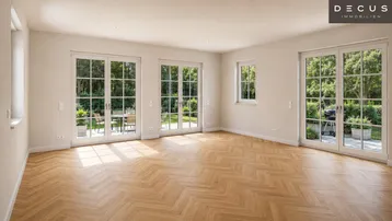 Helles, leeres Zimmer mit Fischgrätparkett und Zugang zu einer Terrasse und dem Garten.