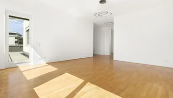 Helles, leeres Zimmer mit Parkettboden und Zugang zu einem Außenbereich, ideal für individuelle Gestaltung.
