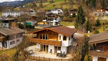 Charmantes Chalet in den Bergen mit traditioneller Holzfassade und umliegender Natur.