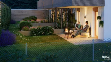 Gemütliche Terrasse mit Sitzgelegenheiten und gepflegtem Gartenbereich am Abend.