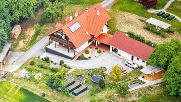 Luftaufnahme des Anwesens mit Wohnhaus, Garten, Trampolin und Doppelgarage in ländlicher Umgebung.