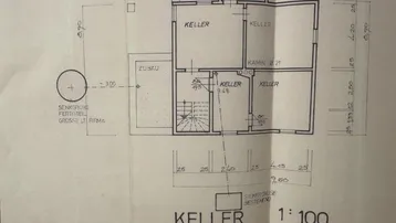 Grundriss des Kellers mit mehreren Kellerräumen und einem Kamin, inklusive Maßen.