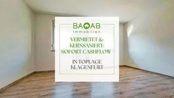 Leerer Innenraum mit Holzboden und Fenster, teilweise verdeckt durch ein Werbebanner.