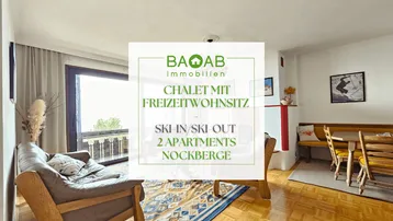 Gemütlicher Wohn-Essbereich mit Holzboden, Sofa und Zugang zu einem Balkon mit Bergblick.
