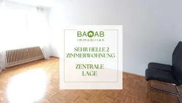 Heller, leerer Raum mit Parkettboden und Heizkörper unter dem Fenster, bereit zur individuellen Gestaltung.