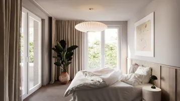 Helles Schlafzimmer mit großen Fenstern, Holzboden und moderner Einrichtung sowie Blick ins Grüne.