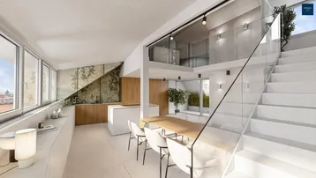 Modernes, lichtdurchflutetes Loft mit offener Küche, Essbereich und eleganter Treppe zur Galerie.