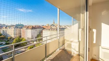 Geräumiger Balkon mit weitem Blick über die Stadt und historische Gebäude.