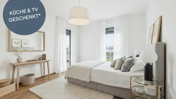 Helles Schlafzimmer mit Holzboden, großem Bett und Zugang zum Balkon.