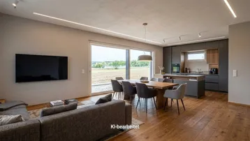 Offener Wohn-Essbereich mit integrierter Küche, Holzboden und großen Fenstern mit Weitblick in die Natur.