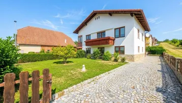 Expose Gepflegtes Einfamilienhaus mit Garten, Balkon, 2 Garagen &amp; vielseitigem Keller in Pulkau