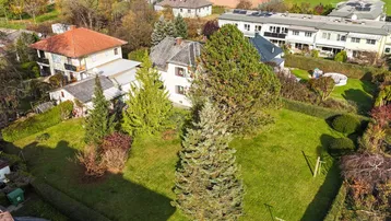 Luftaufnahme des Anwesens mit großem Garten und umliegender Wohnbebauung.