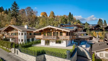 Exklusives Chalet in alpiner Umgebung mit gepflegtem Garten und Bergblick.