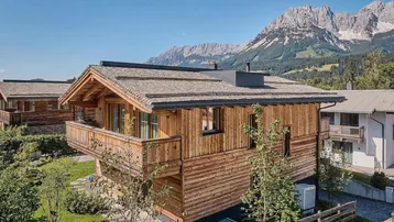 Charmantes Holzchalet mit traditioneller Architektur und beeindruckendem Bergblick in sonniger Lage.