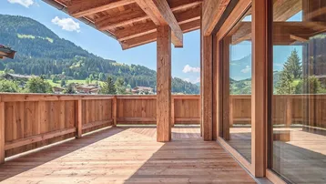 Geräumige Holzterrasse mit Bergblick und viel Sonnenlicht, ideal zum Entspannen im Freien.