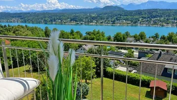 Balkon mit atemberaubendem Blick auf den See, die Berge und den privaten Pool im Garten.