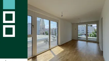 Helles Wohnzimmer mit Parkettboden und großen Fenstern, die einen weiten Blick auf die Stadt bieten.
