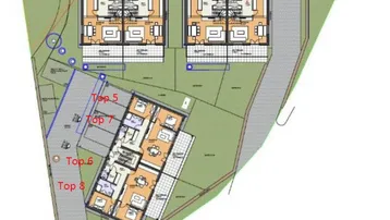 Übersichtsplan des Grundstücks mit mehreren Gebäuden und detaillierten Grundrissen einzelner Wohneinheiten.