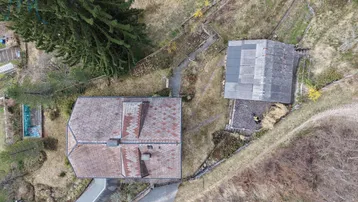 Luftaufnahme des Anwesens mit Haupthaus, Nebengebäude und umliegendem Gartenbereich in ländlicher Umgebung.